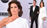 Siêu mẫu huyền thoại U60 Cindy Crawford cuốn hút tình tứ bên chồng