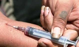 Hàng loạt người nghi lây nhiễm HIV do bác sĩ dùng chung kim tiêm