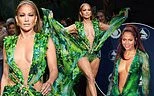 Jennifer Lopez nóng bỏng đến 'nghẹt thở' trên sàn diễn Versace