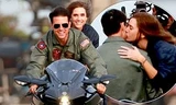 Tom Cruise hôn người đẹp, tái hiện cảnh cưỡi mô tô kinh điển