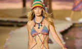 Gigi Hadid gợi cảm với bikini dây Tommy Hilfiger xuân hè 2016 