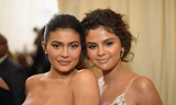 Selena Gomez tái nhợt kém sắc bên ‘hot girl’ quyến rũ Kylie Jenner