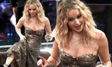 Jennifer Lawrence kéo váy trèo qua ghế ở lễ trao giải Oscar