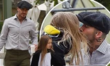 Harper Beckham mặc bộ cánh cụt, được bố âu yếm khi đi nông trại