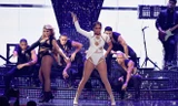 Jennifer Lopez hở bạo, nhảy cực sung 'đốn tim' khán giả