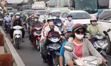 Sân bay, bến xe ‘tăng nhiệt', người dân TPHCM đổ về quê nghỉ lễ