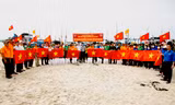 Cảnh sát biển trao tặng cờ Tổ quốc, đồng hành cùng ngư dân ra khơi