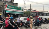 CSGT TPHCM lội nước điều tiết giao thông 