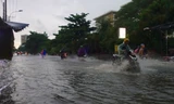 Hầm chui Tân Tạo thất thủ, người dân TPHCM 'khóc' trong cơn mưa