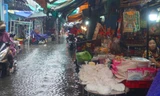 Tiểu thương khóc ròng sau cơn mưa tầm tã nhiều giờ ở TPHCM 