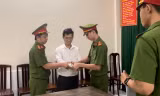 ‘Cố vấn pháp lý’ của bà Phương Hằng xộ khám vì lá đơn của ca sĩ Vy Oanh 