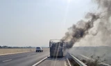 Xe tải cháy rụi trên cao tốc Phan Thiết - Dầu Giây