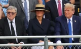 Ông Trump và bà Melania gây chú ý tại lễ tốt nghiệp con trai Barron