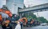 Chú rể tuyên bố đón dâu bằng đoàn xe máy xúc, bố vợ thoáng giật mình