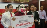 Người đàn ông che mặt khi nhận hơn 300 tỷ đồng của Vietlott 
