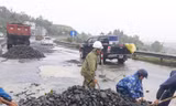 Việc sửa chữa hư hỏng, ổ gà trên tuyến Quốc lộ 1 qua Phú Yên được thực hiện trong điều kiện mưa, nước ngập.
