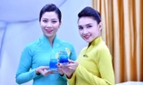 Các tiếp viên Vietnam Airlines hào hứng tự tay pha chế các loại cocktail mới.