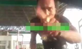 Đối tượng xăm trổ, đeo vàng đầy mình chửi bới, lăng mạ người qua đường không trả phí tại trạm BOT Mỹ Lộc. Ảnh chụp từ clip.