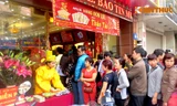 Người dân xếp hàng mua vàng ngày vía Thần Tài