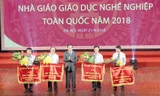 Bộ trưởng LĐ-TB&XH Đào Ngọc Dung trao gải cho các cá nhân, tập thể đạt giải tại Hội giảng năm nay. 