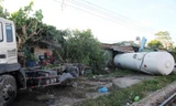 Xe bồn chở gas hư hỏng nặng sau cú đâm của tàu SE19. Ảnh: LĐ.