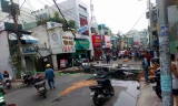 Cột điện đổ sập xuống đường, nhiều người may mắn thoát nạn