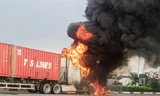 Xe đầu kéo bốc cháy ngùn ngụt trên xa lộ Hà Nội