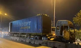 Xe container đang chạy bất ngờ bốc cháy trơ khung
