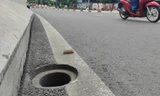 Hàng loạt nắp chắn rác trên cầu vượt Nguyễn Hữu Cảnh 'biến mất'
