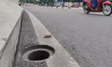 Hàng loạt nắp chắn rác trên cầu vượt Nguyễn Hữu Cảnh 'biến mất'