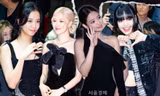 BLACKPINK tại thảm hồng: Lisa phối đồ cực chất, Jisoo "đụng hàng" Taylor Swift