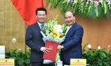 Thủ tướng trao quyết định của Chủ tịch nước về việc bổ nhiệm chức vụ Bộ trưởng Thông tin và Truyền thông đối với ông Nguyễn Mạnh Hùng. Ảnh N.H