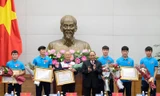 Thủ tướng trao huân chương Lao động hạng Nhất cho đội U23 và huân chương hạng Ba cho HLV và các cầu thủ. (ảnh Q.H)