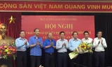 Ông Võ Văn Thưởng trao quyết định và tặng hoa ông Trương Minh Tuấn