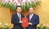 Thủ tướng trao quyết định giao quyền Bộ trưởng cho ông Nguyễn Mạnh Hùng (ảnh N.H)
