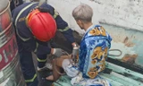 Giải cứu thanh niên nghi ngáo đá bị mắc kẹt trên mái nhà ở TPHCM 