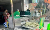 Cảnh sát cứu người phụ nữ bị kẹp bàn tay trong máy ép nước mía 