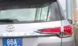 Tước giấy phép lái xe của tài xế ô tô biển xanh đi vào làn xe máy trên cầu Phú Mỹ 