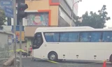 TPHCM: Xe máy va chạm xe khách, 2 người tử vong 