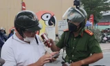 Kiểm tra nồng độ cồn cả ngày lẫn đêm ở TPHCM: Thổi là vi phạm 