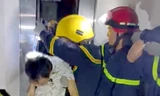Giải cứu người nước ngoài bị kẹt trong thang máy 