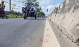 Hơn 30 phút hút được 400 mảnh đinh dày đặc 'bẫy' người đi đường quốc lộ ở TPHCM