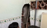 Nam thanh niên kẹt giữa 2 bức tường nhà dân ở TPHCM 