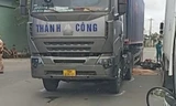 Xe máy va chạm container, 2 mẹ con tử vong