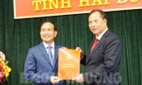 Bí thư Tỉnh ủy, Chủ tịch HĐND tỉnh Hải Dương Nguyễn Mạnh Hiển trao quyết định và chúc mừng đồng chí Lưu Văn Bản. 