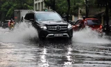 Xế hộp bơi trong 'bể nước' Hà thành sau cơn mưa lớn