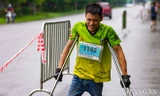 Chàng trai chống nạng chinh phục 10 km giải marathon