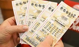Mua nhầm hai vé số giống nhau, người đàn ông trúng 2 giải độc đắc