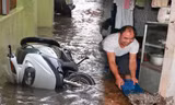 Mưa ngập trôi xe máy, người dân Hà Nội hì hục tát nước