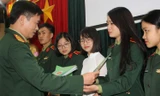 Trung tá Nguyễn Đức Cương trao quà cho các đại biểu đại diện cho tuổi trẻ toàn quân về dự đại hội (Ảnh: Lộc Liên).